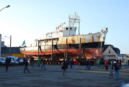 Nejpozději v roce 2017 by se měla loď Calypso vrátit zpět na moře. Na ilustračním snímku z roku 2007 je převážena k opravě.