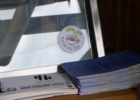 Kavárny jsou označeny samolepkou "Piju kafe pro žížaly."