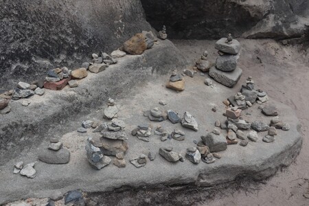 Národní park České Švýcarsko bojuje se záplavou kamenných věžiček. Na jejich stavbu totiž turisté využívají i kameny z cest a zasahují do přírody.