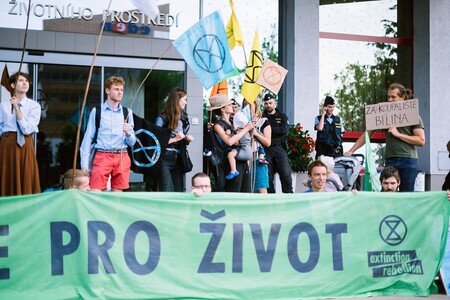 Zhruba dvě desítky lidí protestují od rána před budovou ministerstva životního prostředí v pražských Vršovicích.