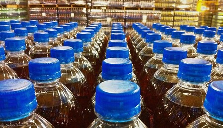 Plastových lahví, tedy dnes s kontroverzí přijímaných jednorázových PET lahví, vyrobili dokonce o 7 % více, než v roce 2017. Za posledních 15 let se průměrná spotřeba vody balené do PET lahví v Británii zdvojnásobila a průměrný občan jich ročně spotřebuje 150 kusů. / Ilustrační foto