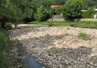 Libomyšl – akumulace hrubozrnného materiálu pod silničním mostem.