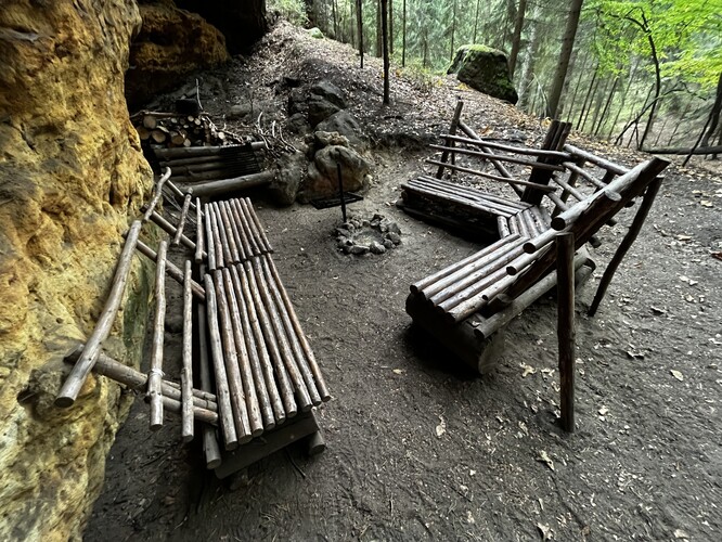 Ilegální tábořiště Soví kemp (GPS: 50.5663333, 14.4626883. vlastník pozemku: Česká republika, ve správě Agentury ochrany přírody a krajiny ČR). Skála pokrytá dehtem z ohňů, terénní úpravy znehodnocující cenné archeologické a paleoekologické vrstvy.