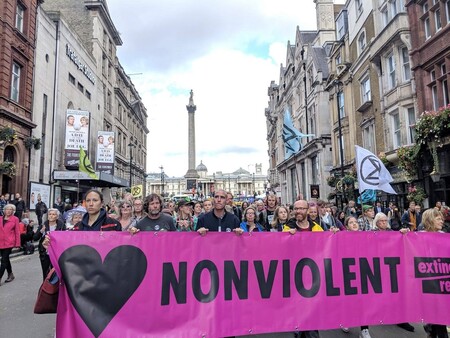 Extinction Rebellion tento týden pořádá manifestace v různých městech Evropy. V britské metropoli účastníci v pondělí na několika místech zablokovali dopravu a od té doby zde policie zatkla na 800 účastníků protestu.