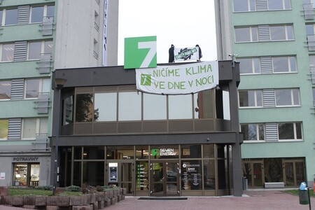 Další protest proti uhlí se včera uskutečnil v Mostě. Aktivisté z hnutí Limity jsme my pronikli ráno do tamního sídla těžařské společnosti Severní energetická a na budovu vyvěsili transparent s nápisem Konec uhlí bez výjimek.