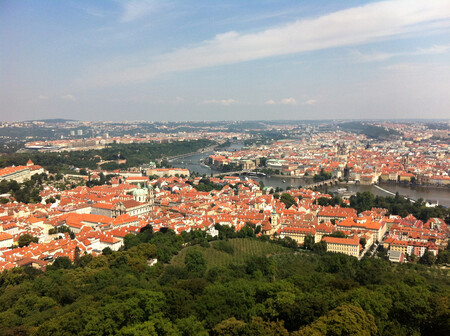 Zastavěné čtvrti Prahy trpí mnohem vyššími teplotami než okrajové části. / Na snímku pohled z Petřínské věže