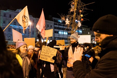 Suchý strom v pátek v Brně nazdobili přívrženci hnutí Rebelie proti vyhynutí (Extinction Rebellion). Chtěli tak upozornit na to, že konzumní pojetí Vánoc přináší více emisí a přispívá ke změně klimatu.