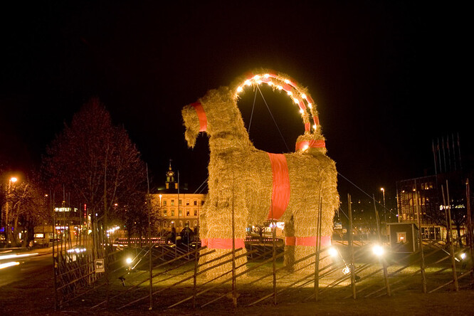 Koza je odedávna skandinávským symbolem Vánoc. V 19. století byla dokonce postavou, která nosí dárky. V tom ji později ve skandinávských zemích vystřídal vánoční skřítek.