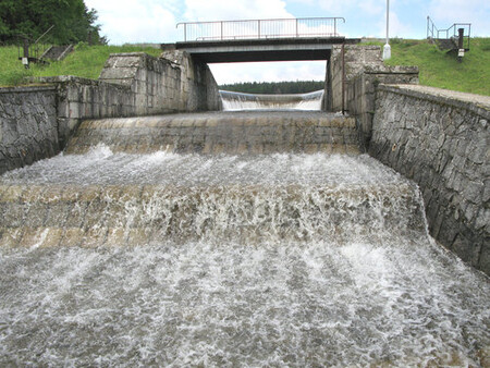 Přetok povodňovým přelivem typu „kachní zobák“ na vodním díle Láz dne 25. 5. 2018, ve 14