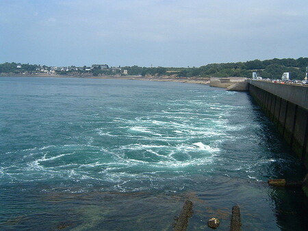 Před půl stoletím, 26. listopadu 1966, byla zprovozněna první velká přílivová elektrárna v ústí řeky Rance v Bretani, jejichž 24 turbín s výkonem 240 MW vyrobí ročně asi 500 GWh elektřiny.