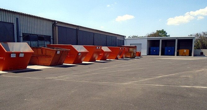 Uzavření nové smlouvy se sběrným dvorem si vyžádá řádově měsíce. Dohodu s novým kolektivním systémem totiž většinou musí schválit rada města a zastupitelstvo. Ilustrační obrázek