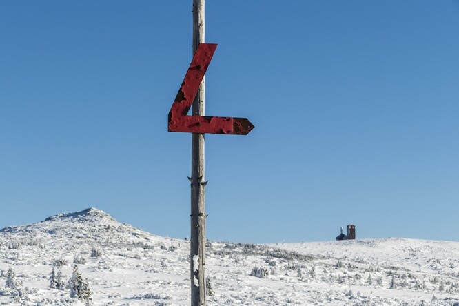 Díky velikosti 30 až 50 centimetrů a červené barvě jsou vidět i za snížené viditelnosti či při námraze. Neudávají kilometrové ani časové údaje, ukazují pouze směr k danému místu natočením a šipkou v dolním okraji značky.