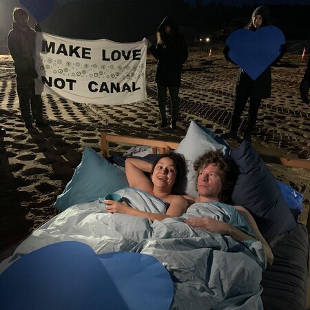 Dvojice ekologických aktivistů strávila páteční svátek svatého Valentýna nahá v posteli - na Viselské kose, úzkém pruhu písčité země mezi Viselským zálivem a Baltem, kde chce polská vládnoucí strana Právo a spravedlnost (PiS) vybudovat nový kanál.