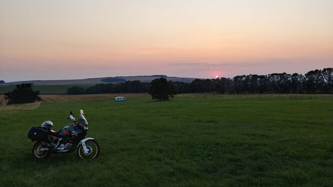 Louka na přespání.