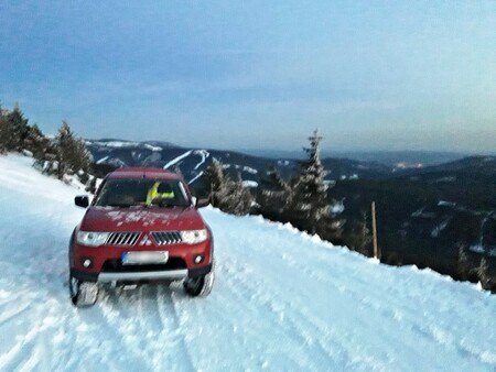 Správa Krkonošského národního parku (KRNAP) ve spolupráci s policií hledá řidiče terénního auta, který v sobotu zaparkoval v nejpřísněji chráněné první zóně národního parku.