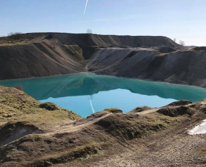 Dva bývalé vápencové lomy v Harpur Hillu si díky své jasně modré vodě vysloužily přezdívku "Modrá laguna".