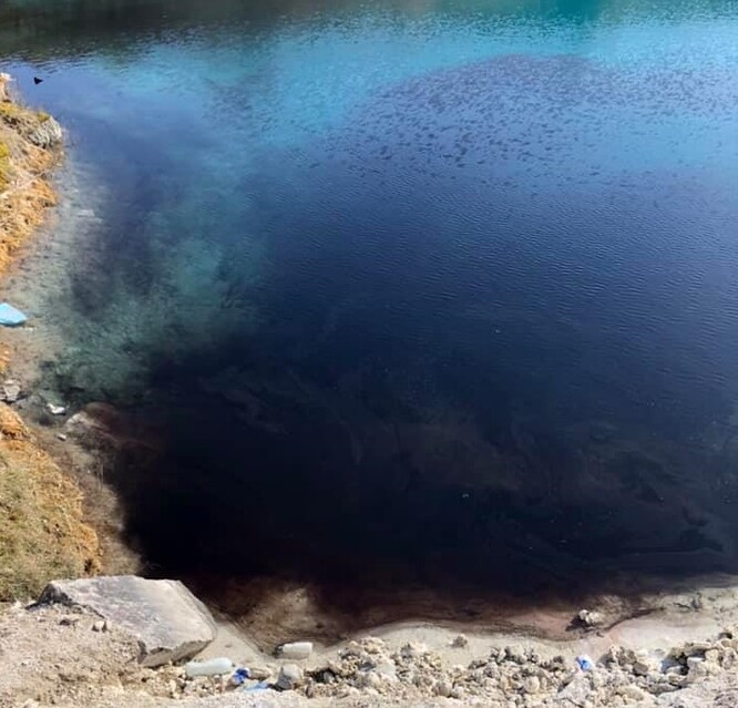 Anglická policie obarvila vodu ve vápencovém lomu v Harpur Hillu na černo.