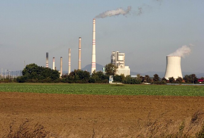 Nyní v teplárně končí výstavba dvou odsiřovacích linek, na které bude napojeno všech šest jejích výrobních bloků. / Ilustrační foto