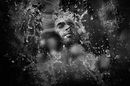 Kniha je silnou, osobní fotografickou výpovědí autorů. Na snímku přírodní lázně v Toskánsku.