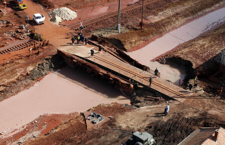 Do uměle vytvořených lagun v okolí továrny byl už za komunistického režimu ukládán tekutý odpad vznikající při zpracování bauxitu.