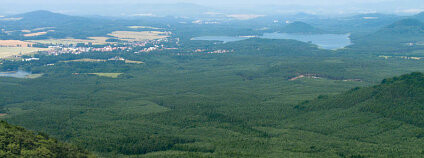 Lesnický park Bezděz - pohled z Bezdězu na Máchovo jezero. Jitka Erbenová Wikimedia Commons