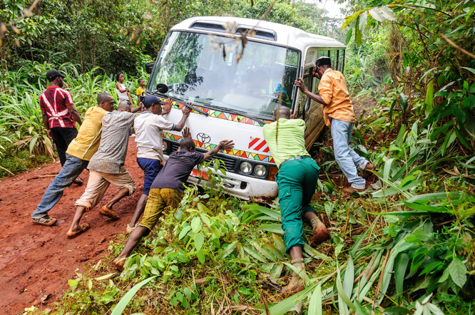 Toulavý autobus to na kamerunských cestách nemá lehké.