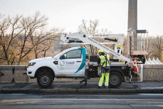 Do osmi večer se svítí na sto procent. Pak se osvětlení snižuje, v deset večer se ustálí na padesáti procentech.