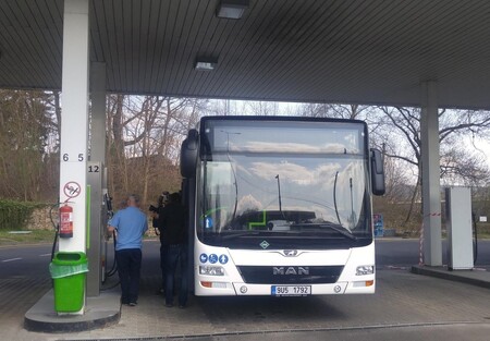 Dopravní podnik vybudoval kvůli novým vozům plničku na CNG, která je přístupná i veřejnosti. Stála zhruba 16 milionů korun. "Řidiče postupně proškolíme, protože tankování plynu je trochu náročnější než nafty. / ilustrační foto