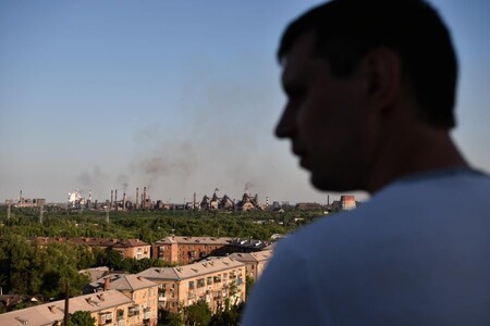 Metalurgické panorama Kryvého Rihu s dýmícími ocelárnami společnosti ArcelorMittal.
