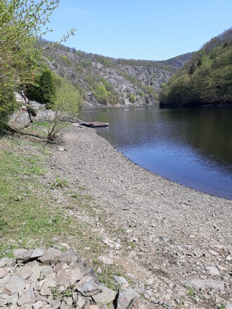 Změna výšky vodní hladiny štěchovické přehrady během deseti hodin.