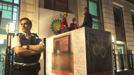 Aktivisté přijeli k sídlu společnosti v centru britské metropole včera a zavřeli se do speciálně navržených kontejnerů, aby tak zablokovali všechny hlavní vstupy do budovy. Zároveň ze střechy po zdech slanil dolů tým lezců.