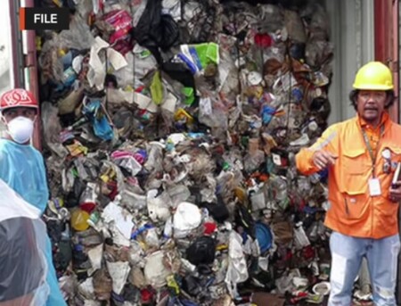 Kontejnery, jež vyvolaly mezi oběma zeměmi spor, byly označeny jako plasty určené k recyklaci na Filipínách. Ve skutečnosti však obsahovaly použité plenky, noviny a lahve na vodu.
