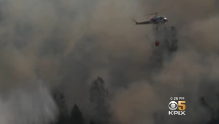 Rozsáhlý požár (na obrázku) se zatím podařilo ovládnout jen z pěti procent, jeden hasič v sobotu přišel o život, když se na něj převrhl buldozer.