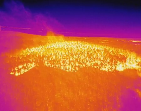Hasiči celou noc kontrolovali místo požáru na severním okraji Plzně, kde od pondělního odpoledne hořel Chotíkovský les za sídlištěm Lochotín v Plzni. Do akce nasadili hasiči dron městské organizace Správy informačních technologií města Plzně, který pořizoval záběry požáru termokamerou.