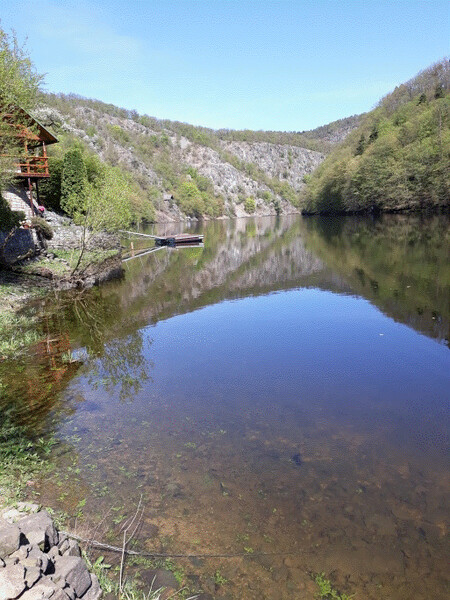 Změna výšky vodní hladiny štěchovické přehrady během deseti hodin.