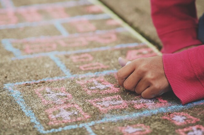 Lidé mají schopnost abstrakce, která se zakládá na symbolech, a ovládají určitý "jazyk", který vychází ze znaků, jako je pravý úhel či rovnoběžnost. Tato geometrická intuice je u člověka přítomná, ale u paviánů chybí.