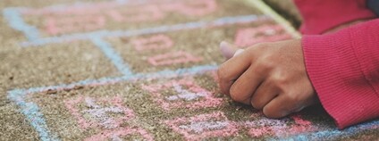 Dítě kreslící na chodník Foto: Unsplash