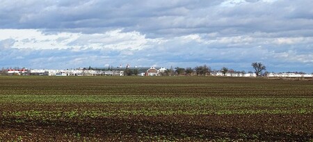 Rozšířené letiště mělo začít fungovat v roce 2016. Z původně továrního areálu chtějí provozovatelé udělat letiště pro nízkonákladové aerolinie a privátní lety