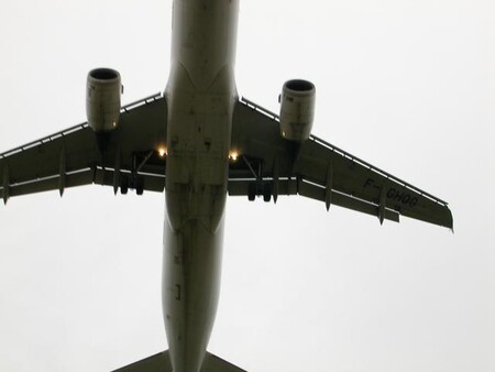 Evropský komisař pro dopravu Siim Kallas uvedl, že současný systém na letištích je neefektivní a vede ke zpožďování a přetížení.