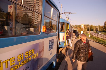 Podle Macury jen městská společnost Ostravské komunikace loni při čištění cest sesbírala 3,5 tisíce tun smetků, kde velkou část tvořil právě prach. / Ilustrační foto