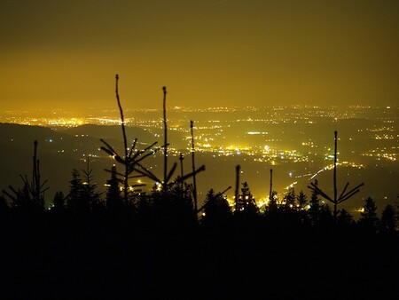 Krajina zahalena do umělého světla.