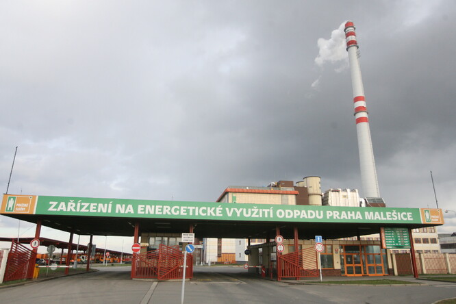 Požár v jedné z budov vznikl ve středu odpoledne, podle hasičů tam hořely rekonstruované technologie na čištění spalin.