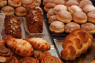 Palmový tuk postupně mizí i z běžného pečiva. Ale výrobky z listového těsta, koblihy, některé vánočky či záviny jej stále obsahují