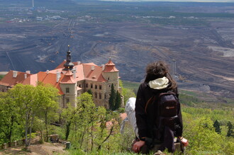 Pohled do těžební jámy pod zámkem Jezeří
