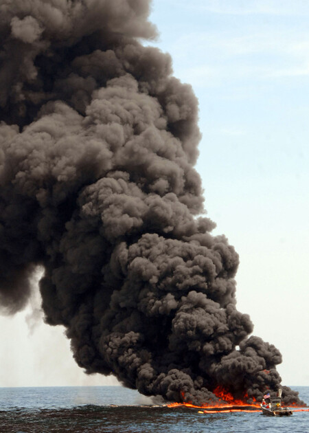 Řízené spalování ropy uniklé do vod Mexického zálivu.