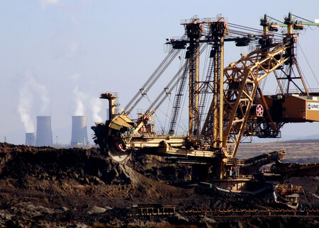 "Vracet se k otázce prolomení limitů na velkolomu ČSA by po dnešku bylo absurdní," uvedl programový ředitel Hnutí Duha Jiří Koželouh. Podle aktivistů by peníze na dávky pro horníky měl kabinet získat od majitelů firem prostřednictvím dalšího zvýšení poplatků za těžbu.