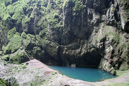 V krasu je přes 1100 jeskyní. Nejznámější jsou Punkevní jeskyně, kde se lidé plaví v člunech po říčce Punkvě a které jsou spojené s propastí Macocha.