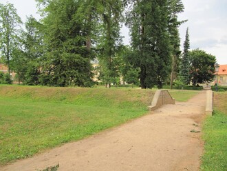 Technická opatření jako ochranné valy, mobilní protipovodňová hrazení apod. se uplatňují především v intravilánu měst a obcí, kde je snaha co nejrychleji převést průtok ohroženým územím