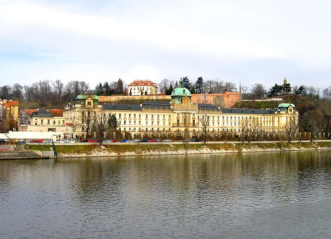 Strakova akademie - sídlo Vlády ČR.