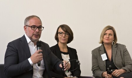 Výše zálohy je věc čistě technická, říká Alessandro Pasqual (KMV). Za ním sedí Soňa Jonášová (INCIEN) a Clarissa Morawski (Reloop platform).